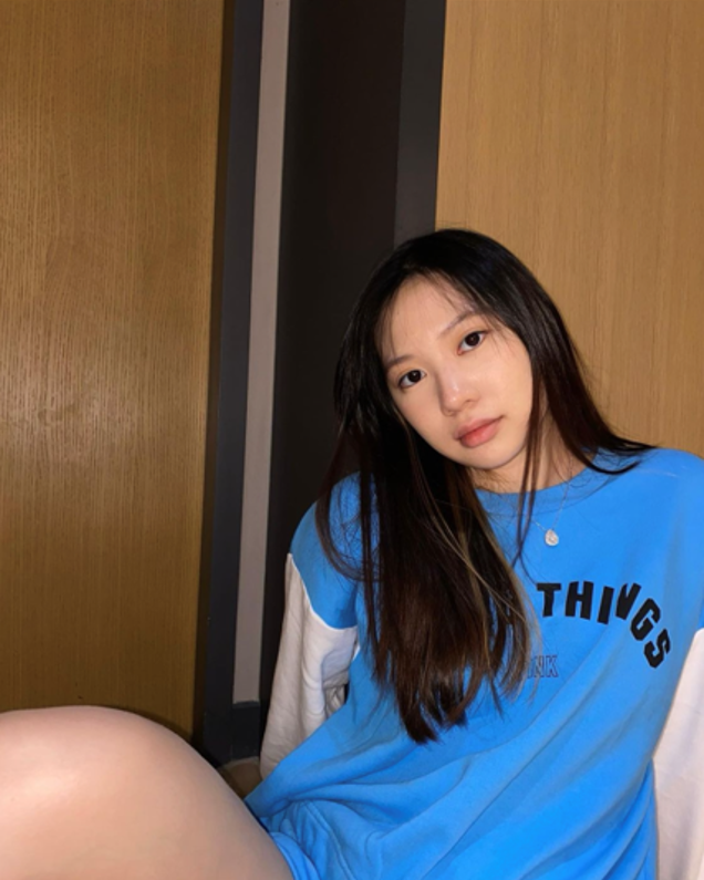 甄子丹17岁女儿晒照！皮肤白皙被赞超模脸，身材丰腴大长腿像老妈