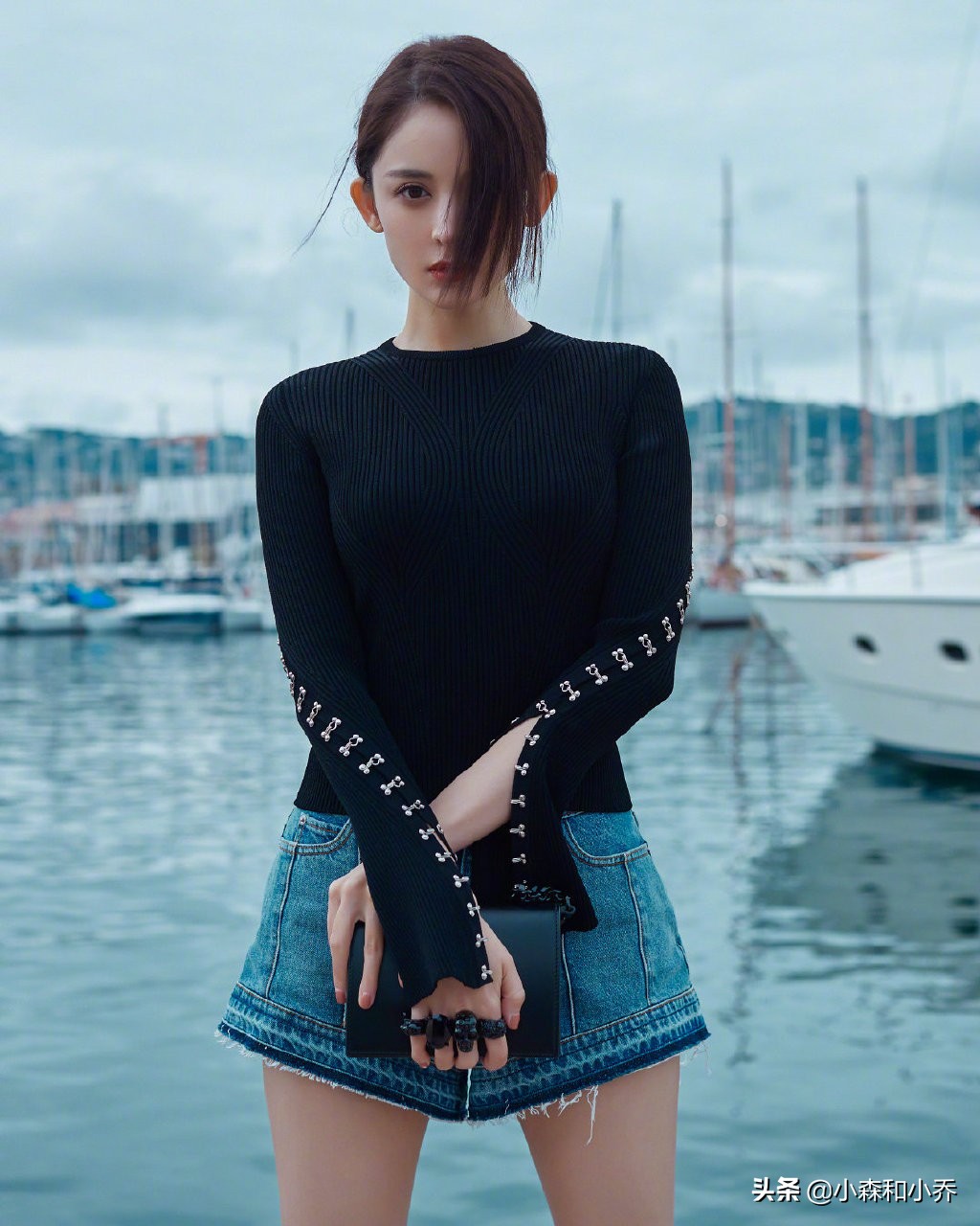 娜扎戛纳街拍，黑上衣搭牛仔短裤脚踩黑色拼接系带靴子 ????