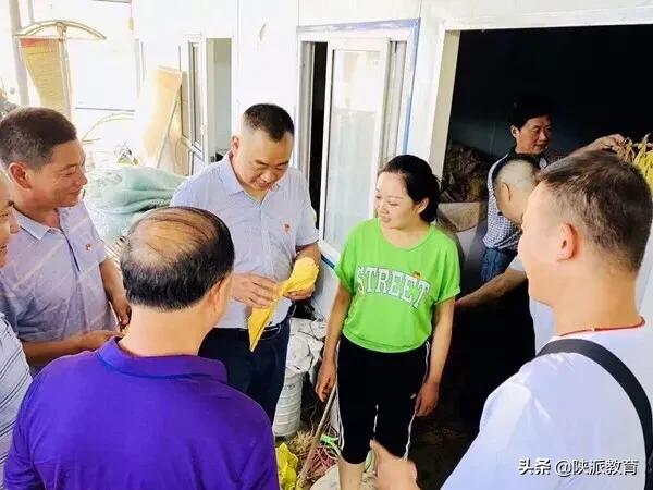 安康市汉滨小学党支部走进大沟河村开展脱贫攻坚结对帮扶工作