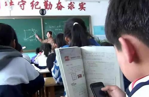 班主任临时突击检查，学生开始“花式”藏手机，学霸才是真正高手