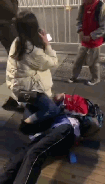 昆明街头救活昏迷少年的白衣小姐姐，原来她的故事也是传奇!