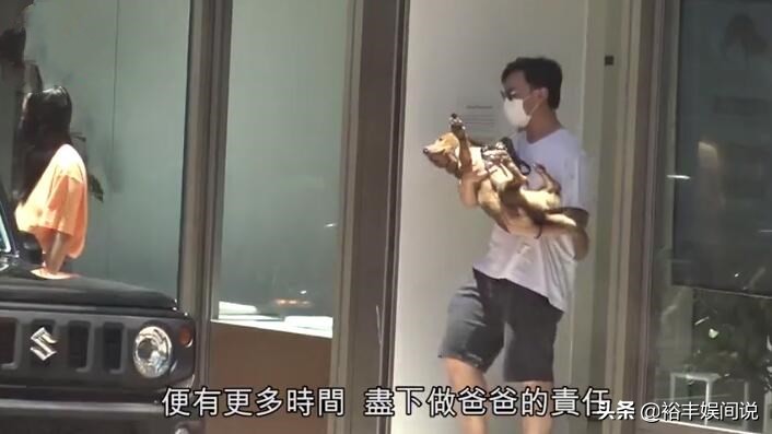 陈奕迅打扮新潮开二手车现身，粉色头巾好另类，过亿物业老婆持有