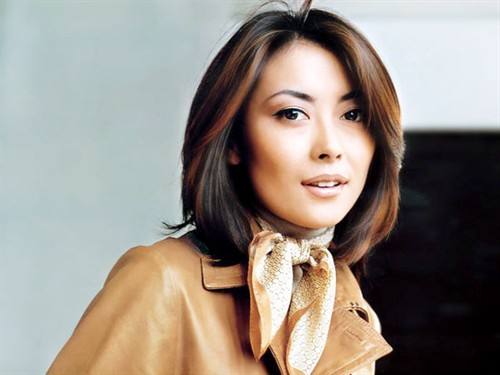 中山忍的姐姐中山美穗曾是日本的国民初恋电视剧《血疑》的主演山口百