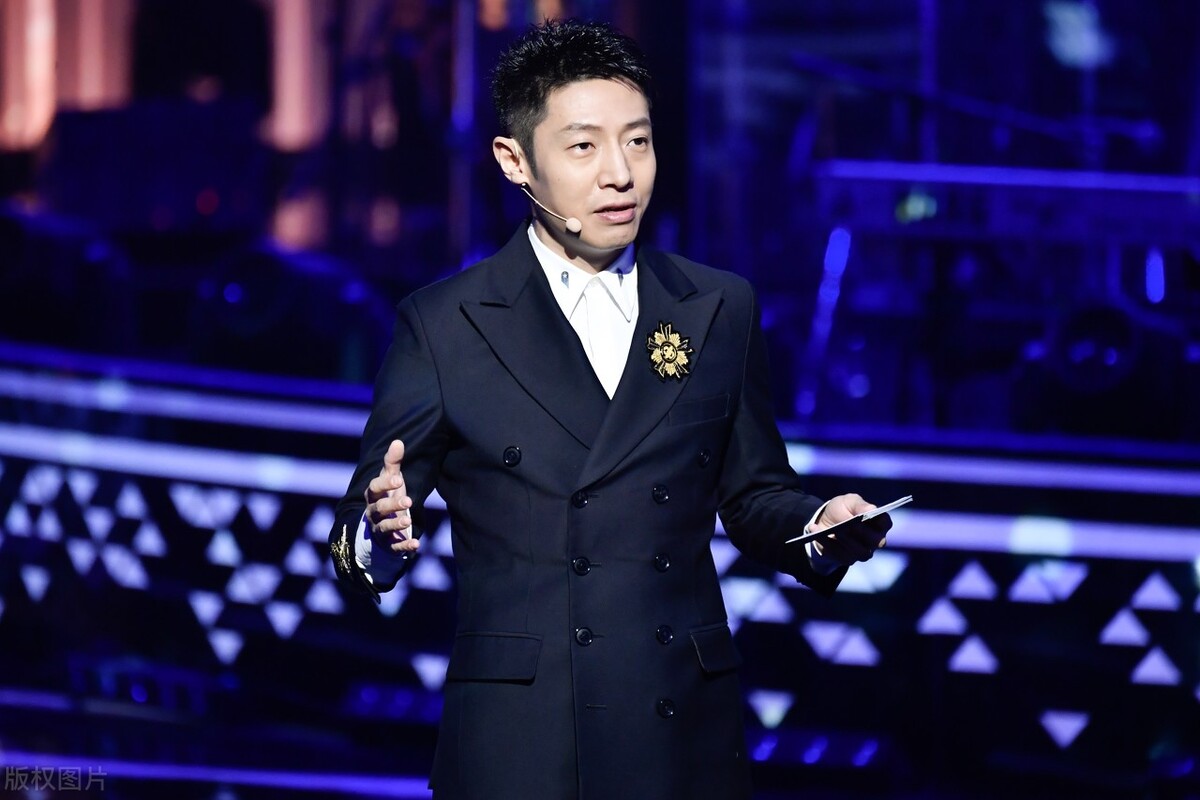 18岁保送北大，娶外国妻子生下龙凤胎，撒贝宁才是人生大赢家