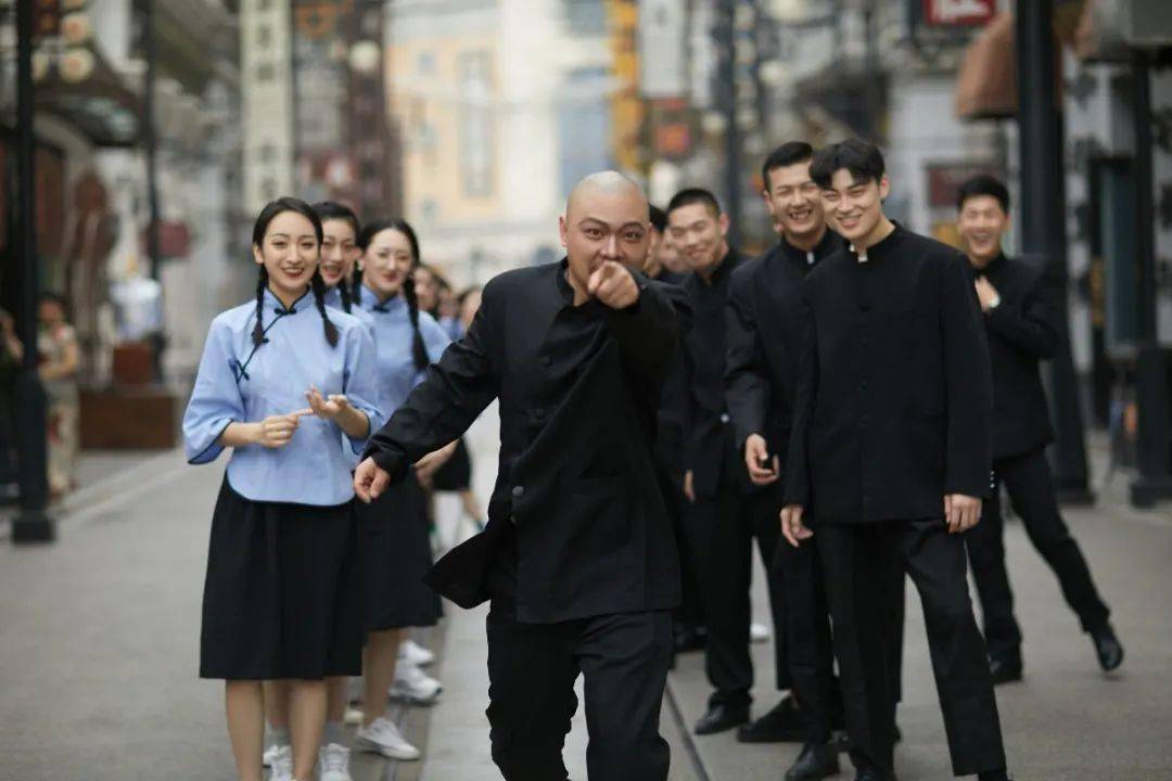 女大学生穿“日式校服”拍毕业照，甜美可爱却引人批评：有伤风化