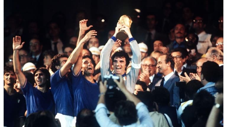 1982年世界杯足球赛冠军(小组赛不胜，最终却获世界杯冠军！1982年的意大利做到了)
