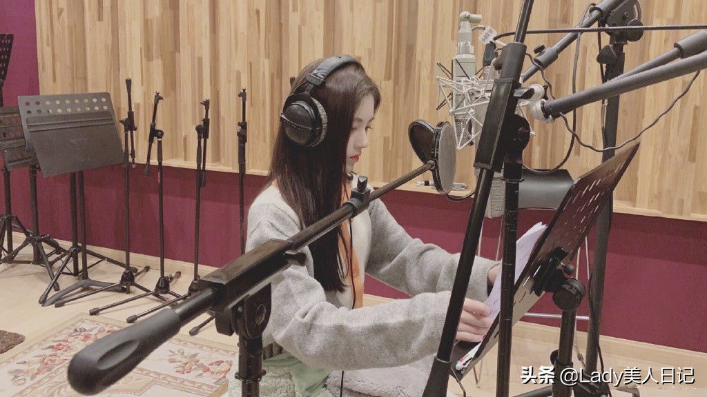 鞠婧炜长款羽绒服好气质，长筒袜搭配起来像个小公主，脸庞更精致