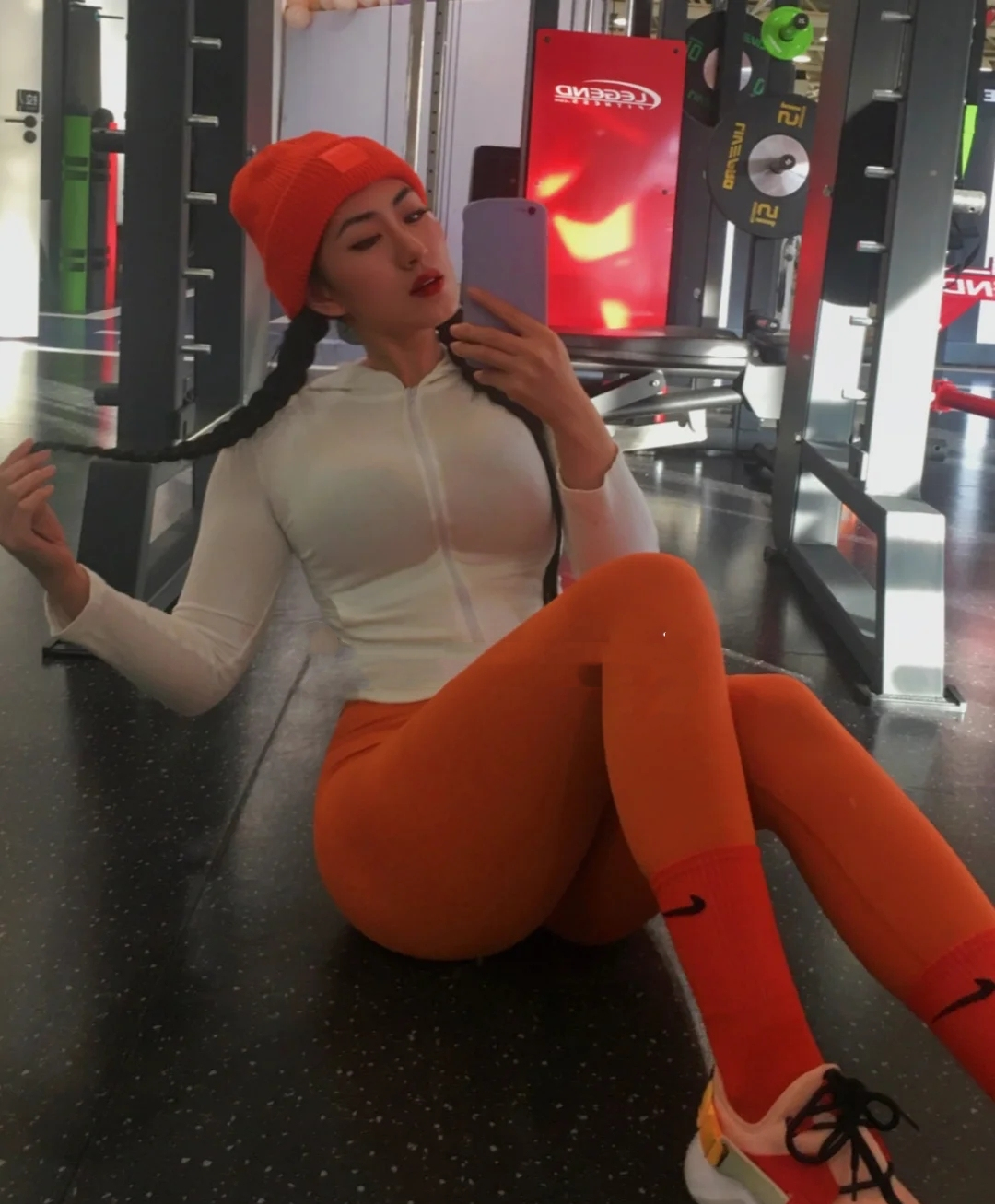 国产健身女孩,因性感臀部被称为蜜桃女神,同款翘臀动作给你