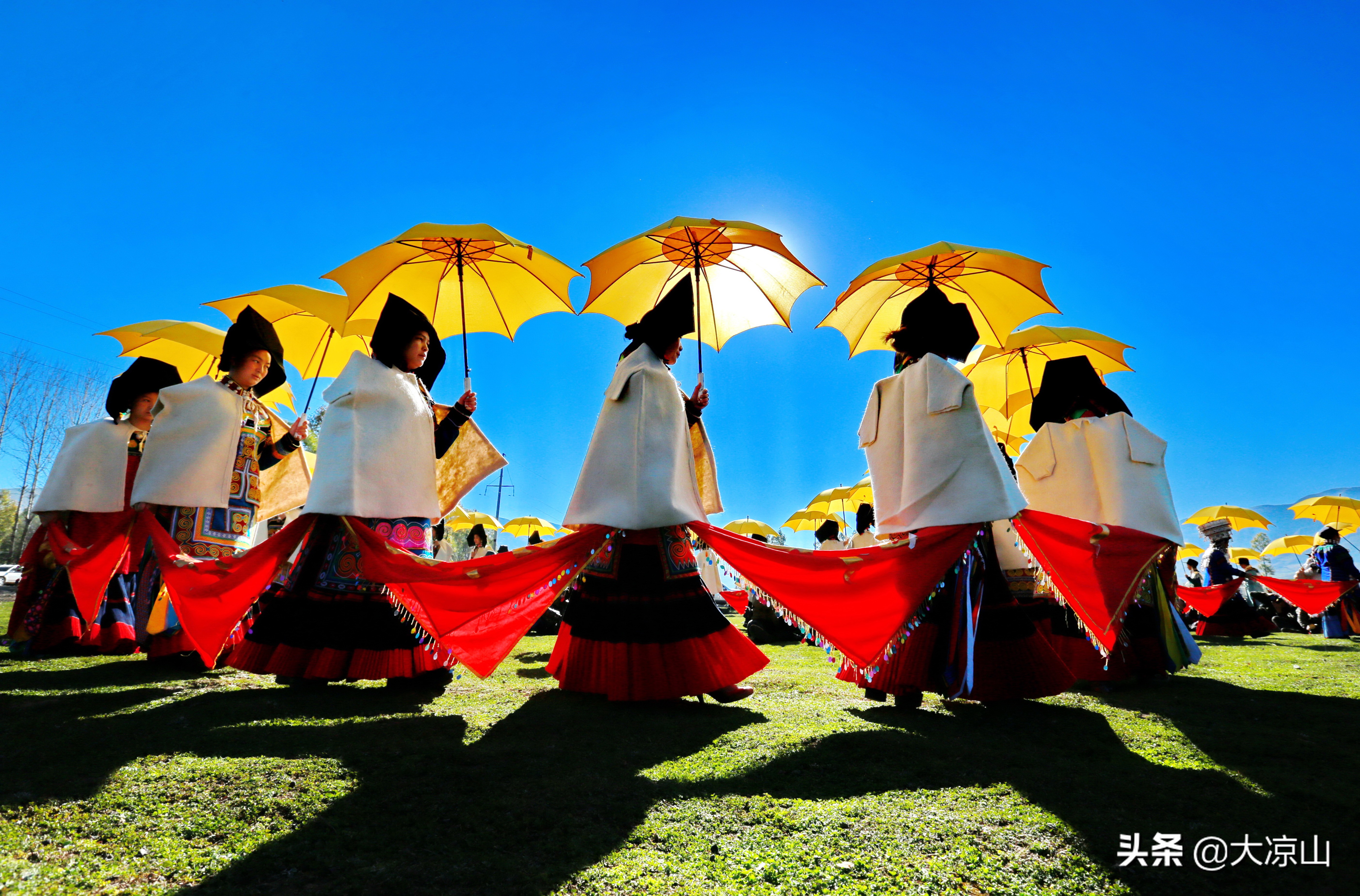 传统彝族选美,总能看见评委老人仔细审视美女的目光.