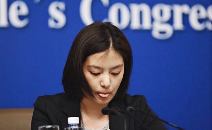 中国女翻译官燃爆了!中美交锋20分钟临场脱稿交传,太帅太牛