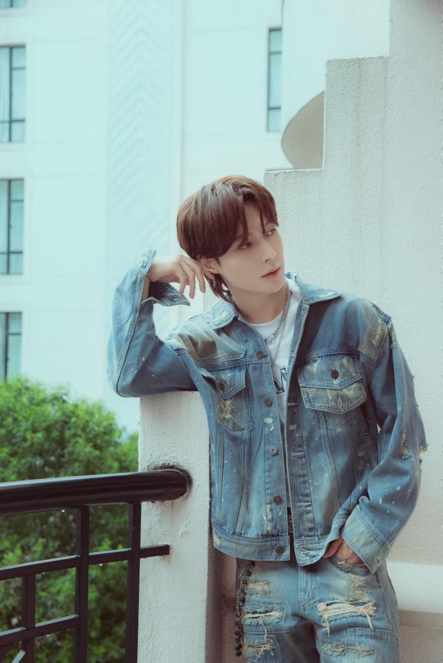 张艺兴换发型如换人，狼尾头配复古外套，靠栏杆随便摆POSE都有型