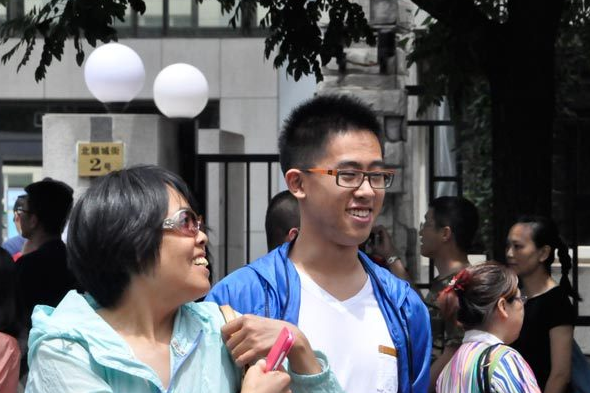 奶奶的“神预测”，梦见孙子的高考成绩是666分，最终考了多少分