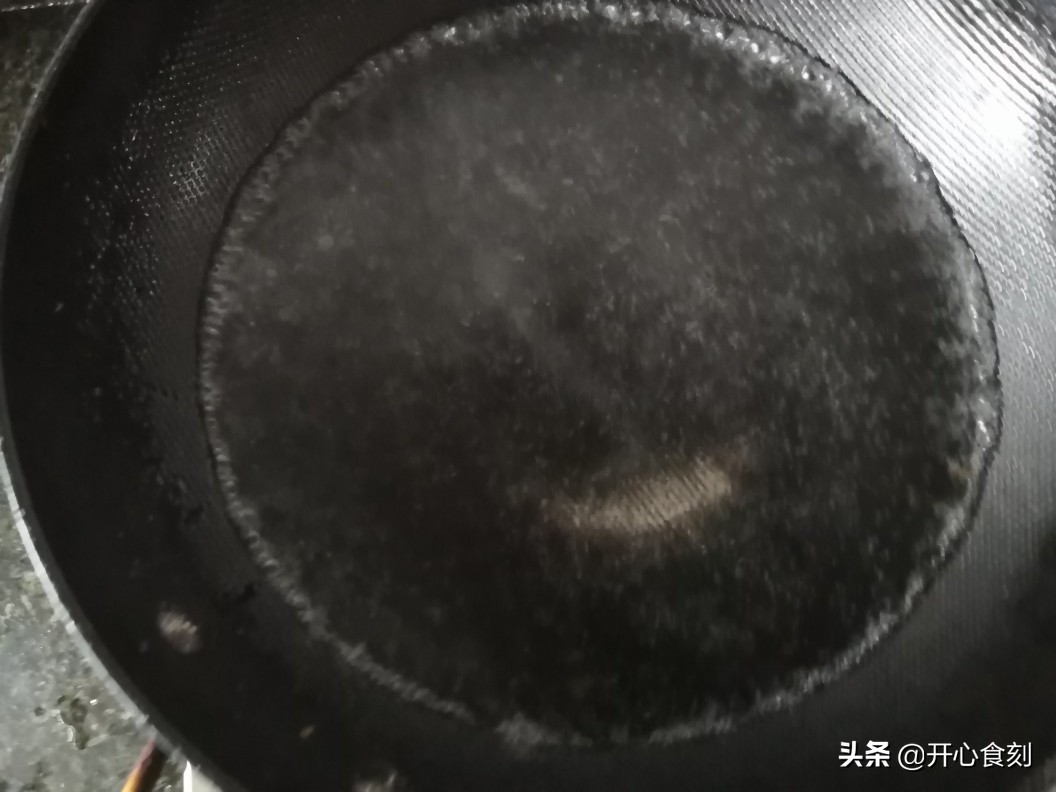 猪血5元满满一盘，价格亲民，做法简单，像我这样搭配餐餐光盘。