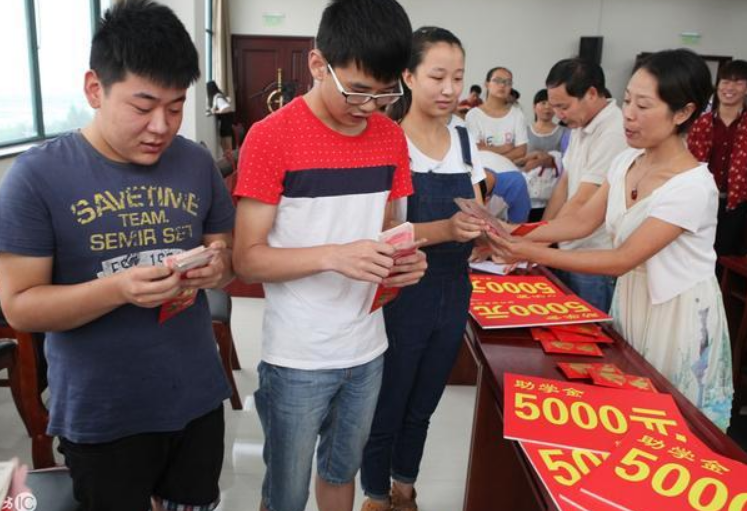 上大学后才知道，那些拿补助的“贫困生”，可能并不是真“贫穷”