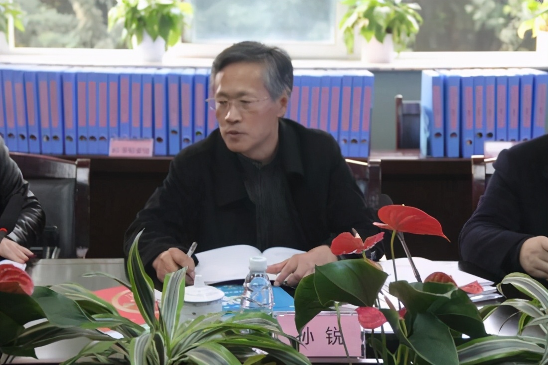 孙锐校长黄云峰博士专家合影王国贤校长表示,感谢专家对学校成绩的