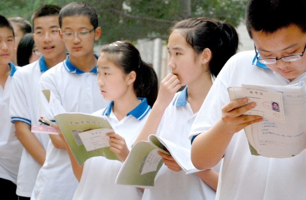 “高考四百分有什么用”，考生含泪哭诉，拼命学习跟200分没区别