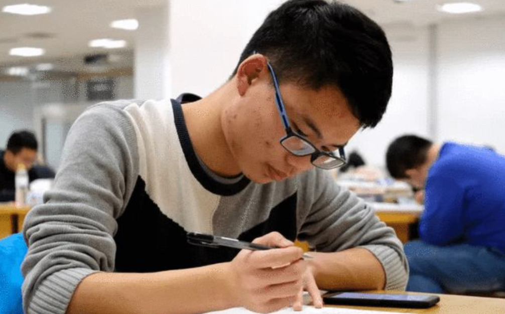 属于国家部门的专科院校，300多分也能考上，毕业有机会拿铁饭碗