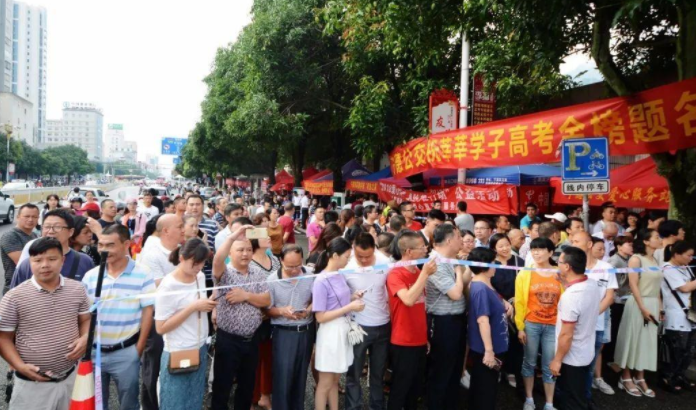 学生中高考当天，家长有必要“全程陪考”吗？聪明家长都这样做