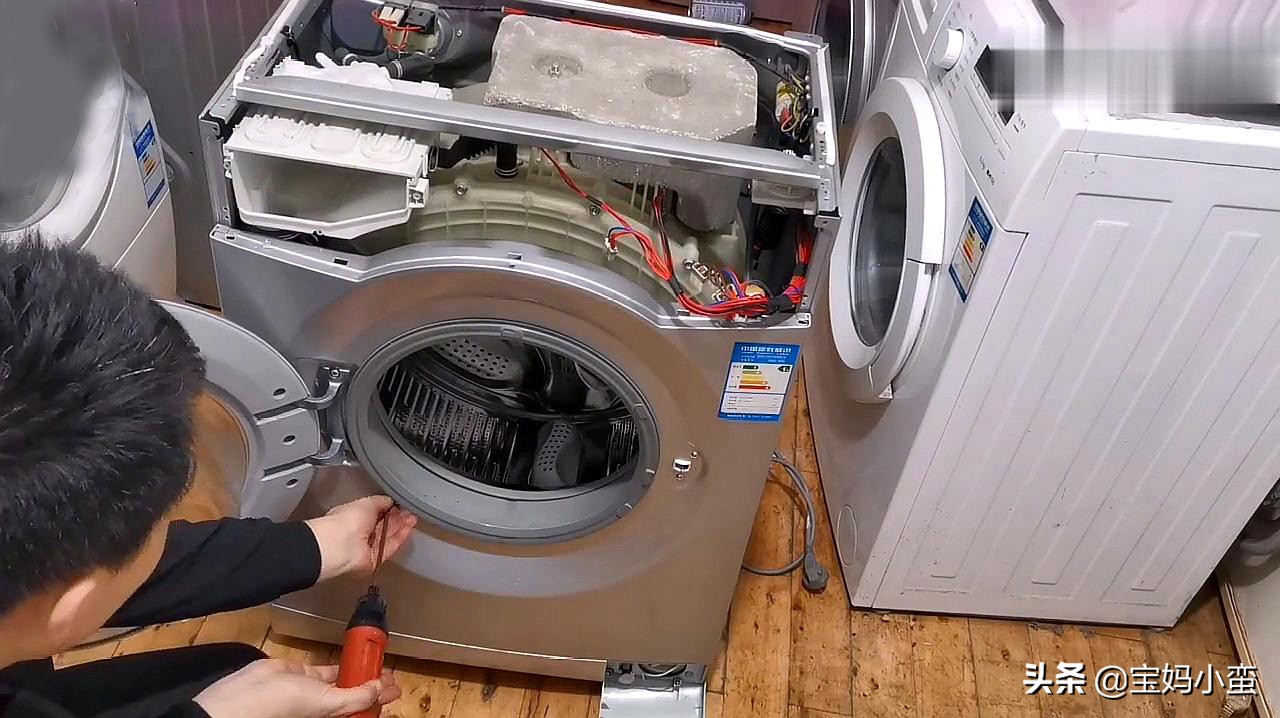 洗衣机是专业的洗衣服的工具,同时,作为清洗工具,洗衣机本身也会积累