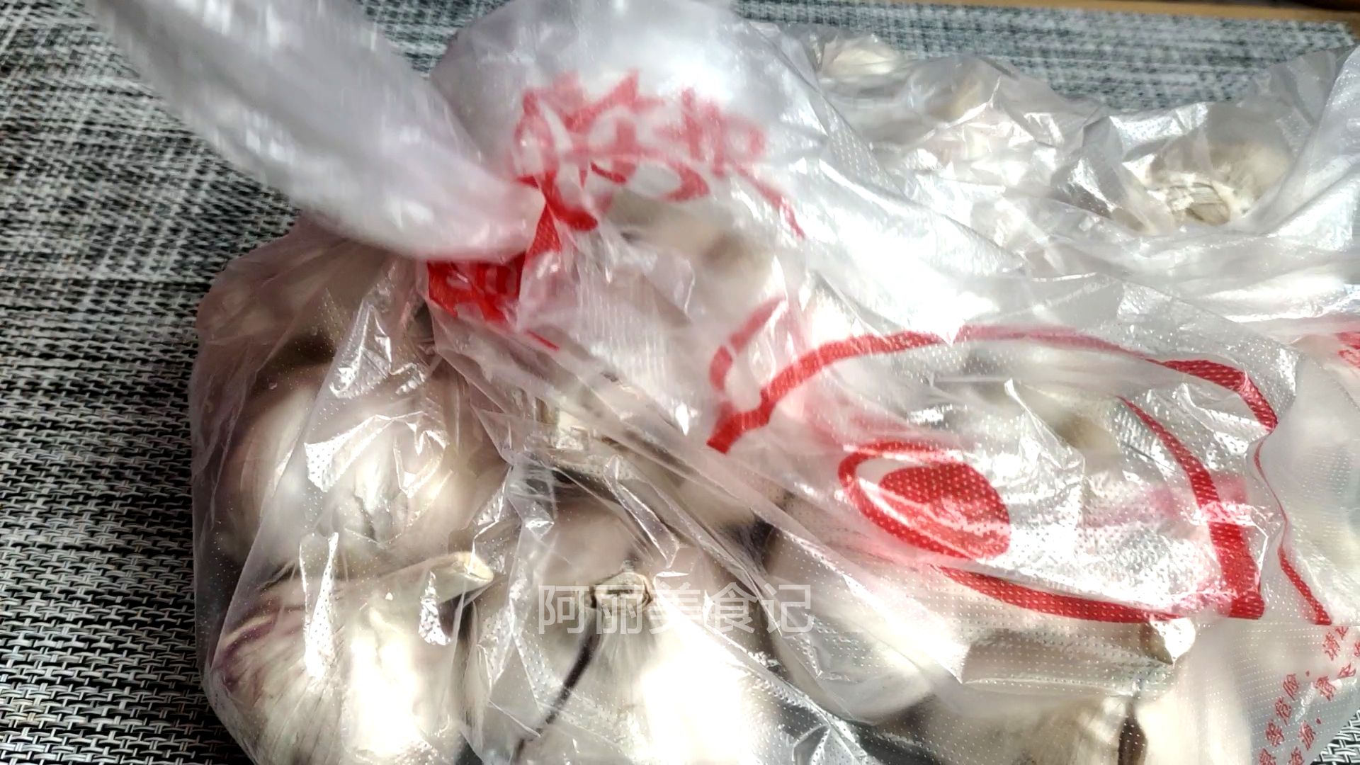 今天才知道，保存大蒜这么简单，放好久不发芽不干瘪，真好用