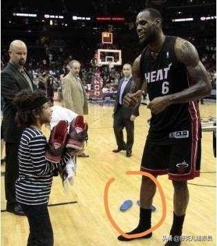 nba籃球鞋墊為什么不送人（NBA球星為啥送鞋時都把鞋墊拿出來，是舍不得，還是怕熏到球迷？）