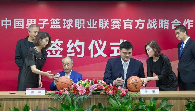 cba为什么又穿nike（“脱鞋门”后，易建联被允许在CBA穿耐克，为何他有特权？）