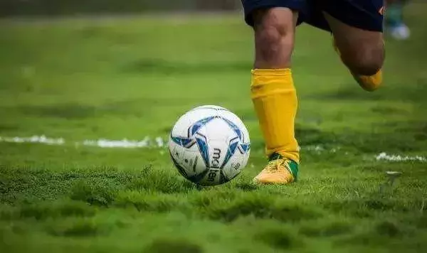足球的单词是什么（我天！足球，到底是 soccer？还是 football？）