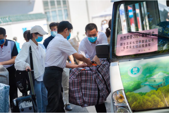 现场直击！华中师范大学开学了，5000余名新生报到，党委书记帮忙搬行李！