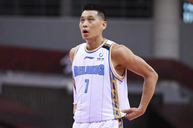 林书豪为什么在cba被打(亲信揭林书豪辛酸史！在NBA遭区别对待，对恶意侵犯见怪不怪)