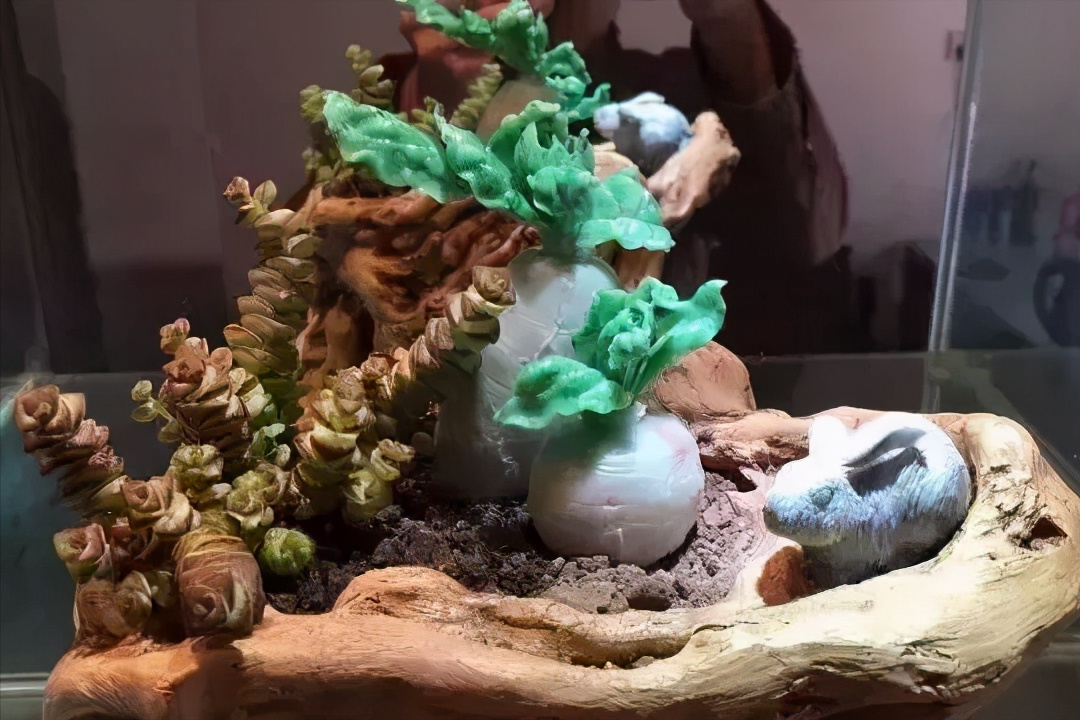 不起眼的翡翠原石，却雕出独具特色的大萝卜