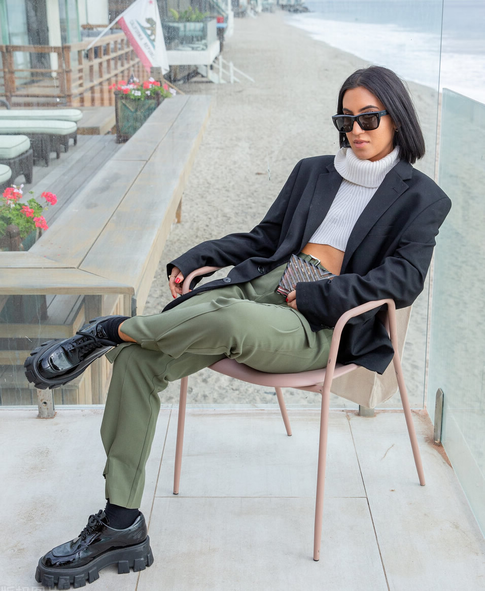 工装裤怎么搭配好看?配露腰上衣又酷又潮,搭衬衫舒适有型