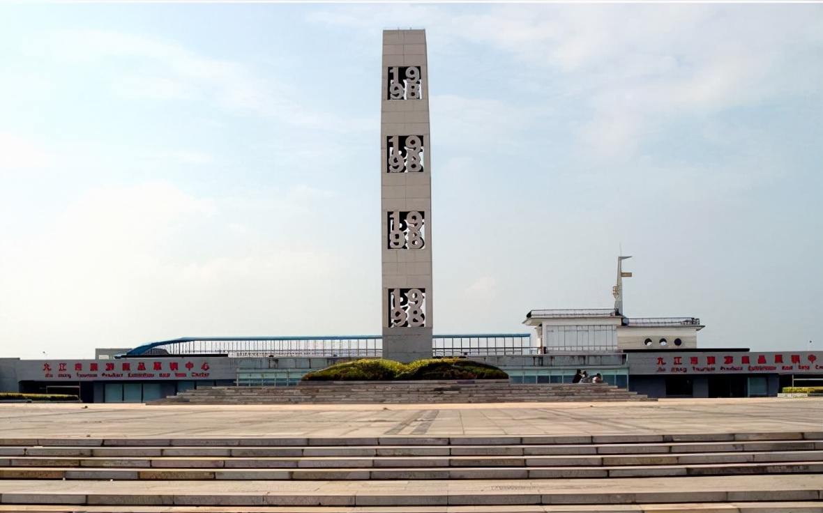 1998年九江大堤决口，朱镕基怒斥“王八蛋工程”，转身偷偷抹泪