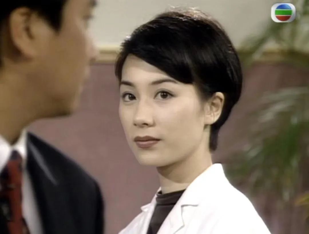 32岁弃豪门遭夫家封杀(两次拒嫁豪门,遭tvb封杀,别小瞧港姐张可颐的