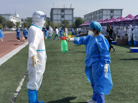 现场直击！高校核酸大筛查，安全有序迎开学