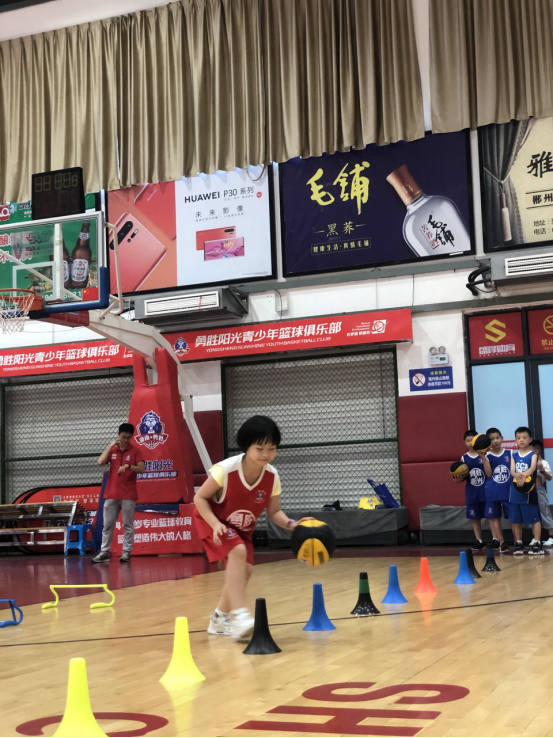 郴州学篮球到哪里好（青少年“体育·新时代”郴州勇胜阳光青少年篮球俱乐部夏令营站）