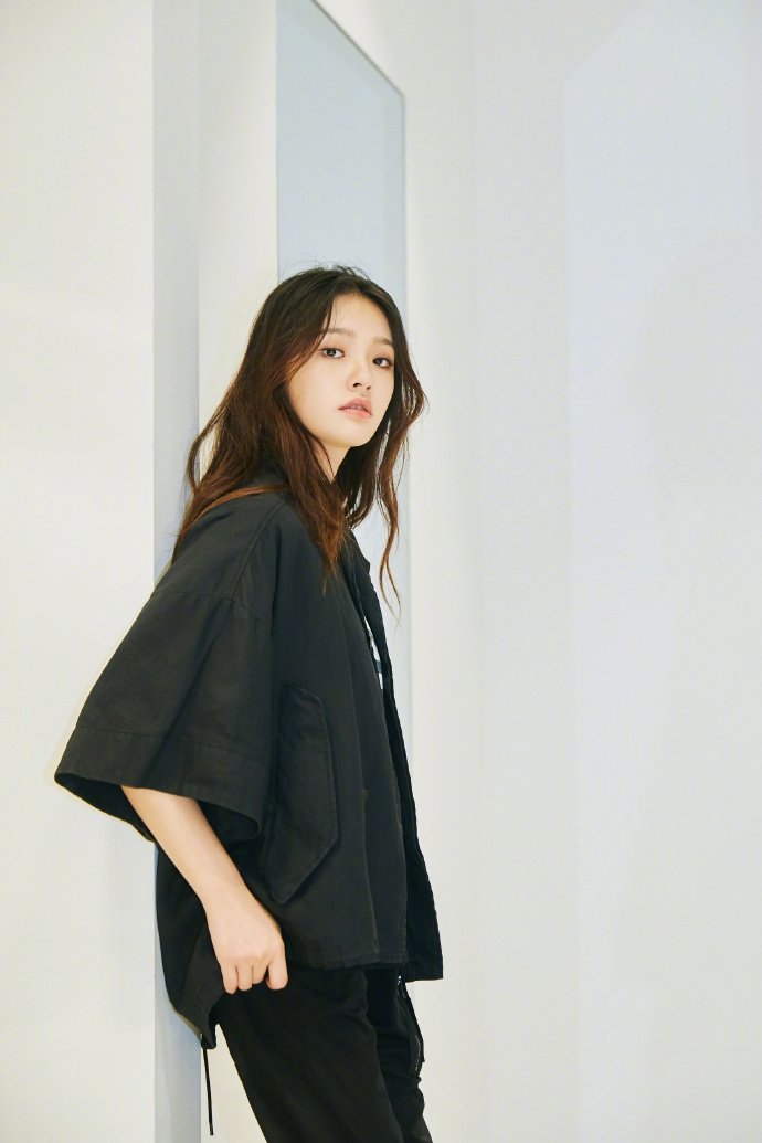林允私服街拍：丝质长裤混搭牛仔外套帅气有型，飒爽帅气超喜欢