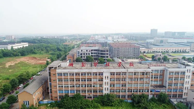 部分学费全免！初中毕业就能报名！留学回国可拿本科文凭、湘雅教授授课…湖南护理学校招生