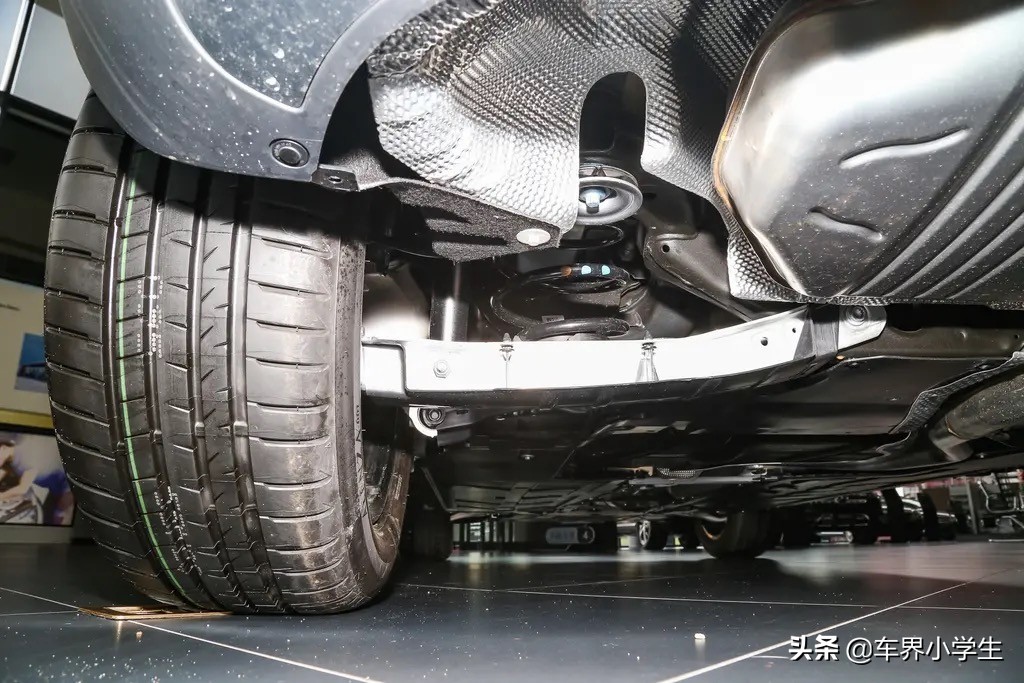 精致优雅的白领丽人专属座驾：奔驰GLA200 4MATIC