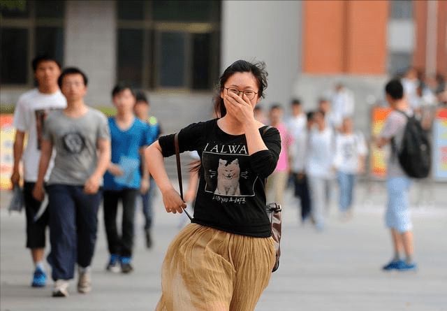 学生高考312准备复读，却意外收到“名校”通知书，老师：快报警