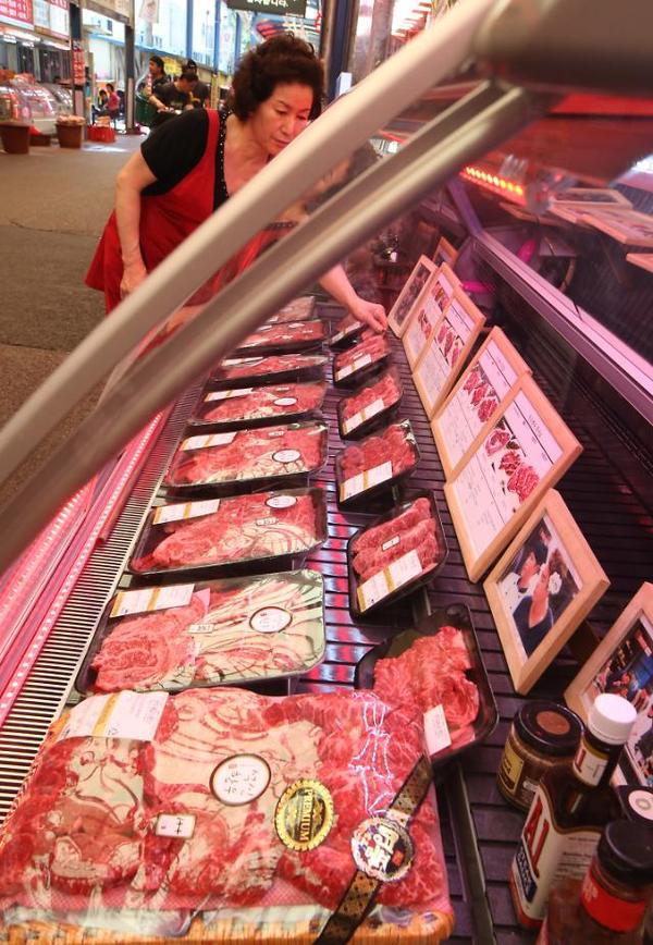 太疯狂！韩国牛肉一斤600元，猪肾移植人体成功，美国海牛大量饿死
