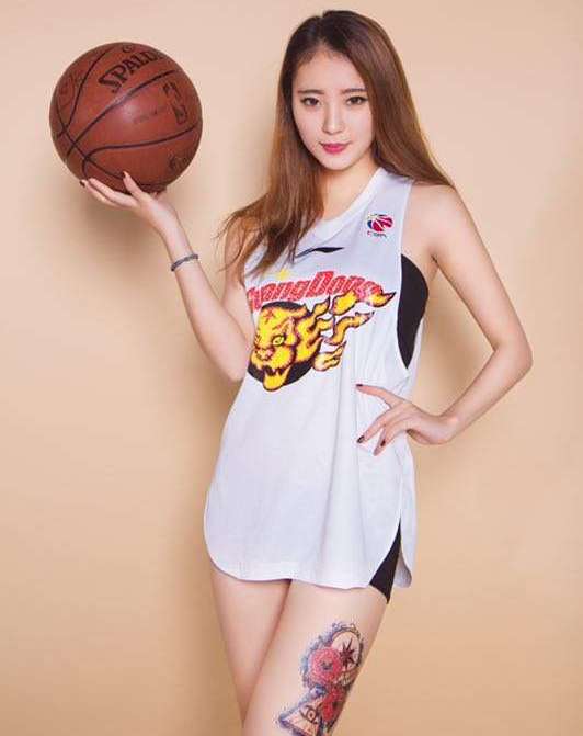 篮球拉拉队怎么喊(她是广东队拉拉队长,可甜可性感,网友:最美篮球宝贝