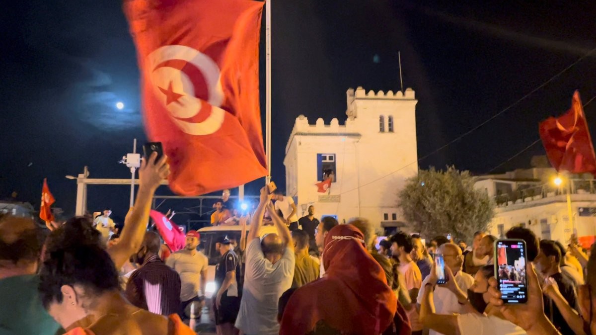 这不是政变(突尼斯总统突然罢免政府，批评人士称这是政变，民众放烟花庆祝)