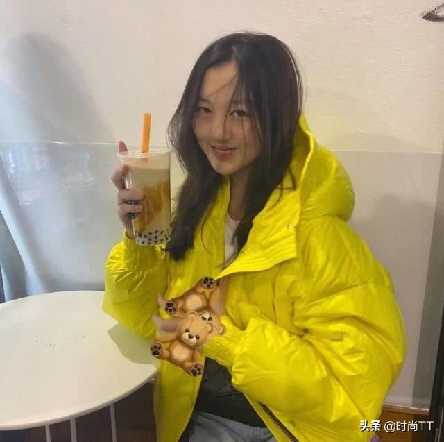 王菲女儿国外留学太会打扮，13岁李嫣聚会晒奶茶，像极网红大明星