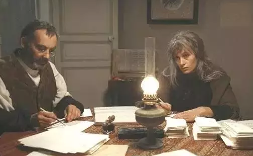 莫泊桑《项链》：是留住面子，还是守住里子？你总该做出选择