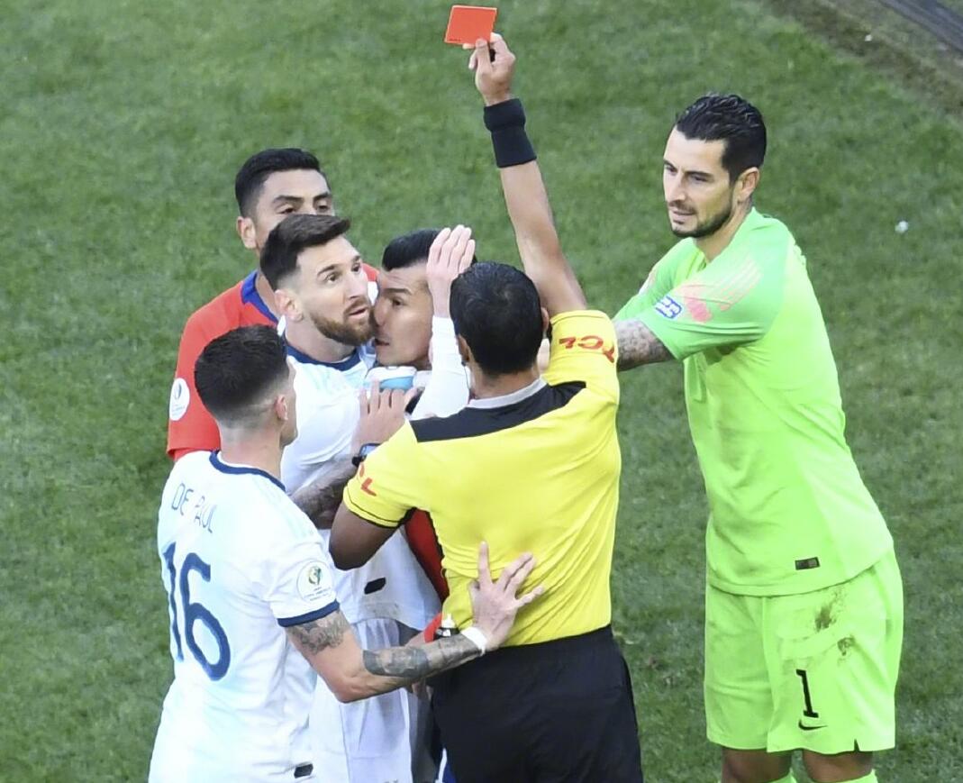 梅西的红牌冤不冤2(梅西太冤了!