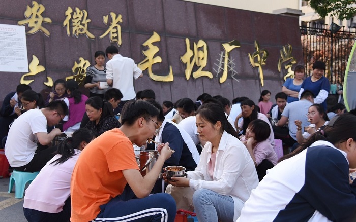 毛中本科破万，衡中垄断学霸，黄高雄风依旧，谁是最牛高考工厂？