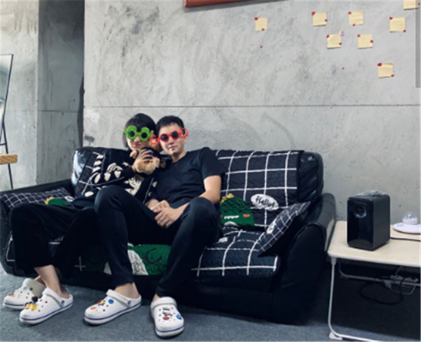 小夫妻没钱装修直接住毛坯房，却布置得超温馨！网友：这生活羡慕