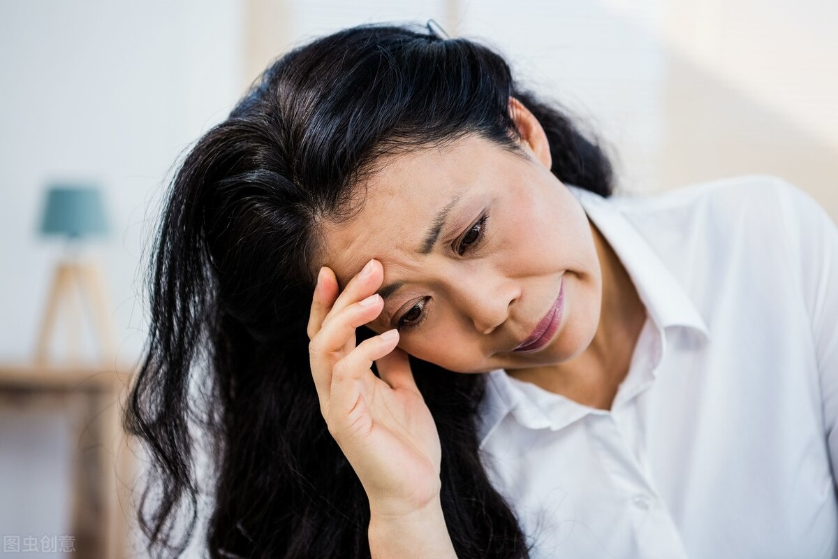 女下属请我吃饭后，两个神秘人敲诈我，我心甘情愿替其中一个背锅