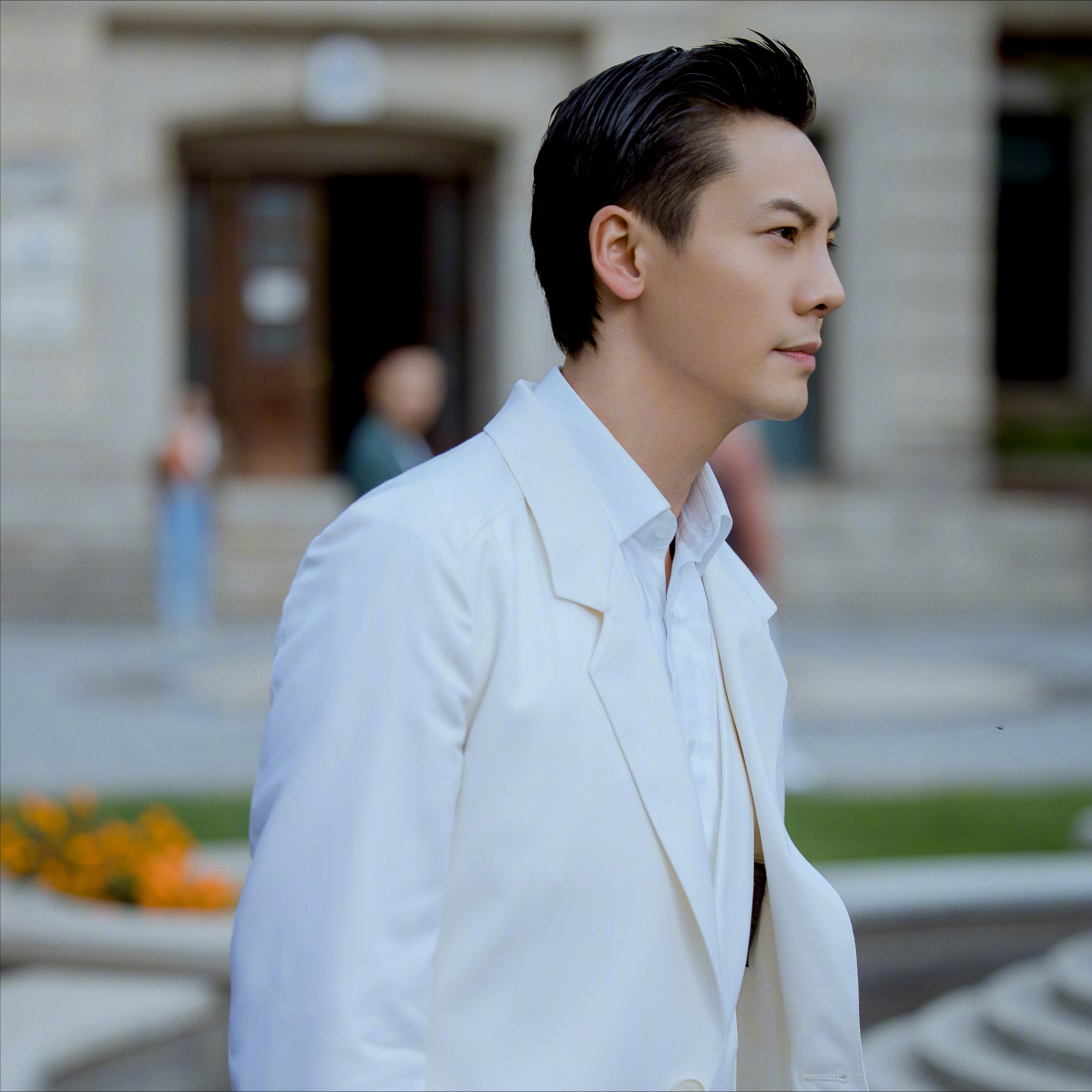 35岁陈伟霆的发型告诉我们:发际线高也能留二八斜背,而且更帅气