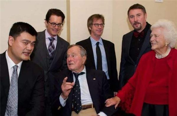 nba布什为什么退役(老布什葬礼邀请1200人,为何我国篮球运动员姚明要